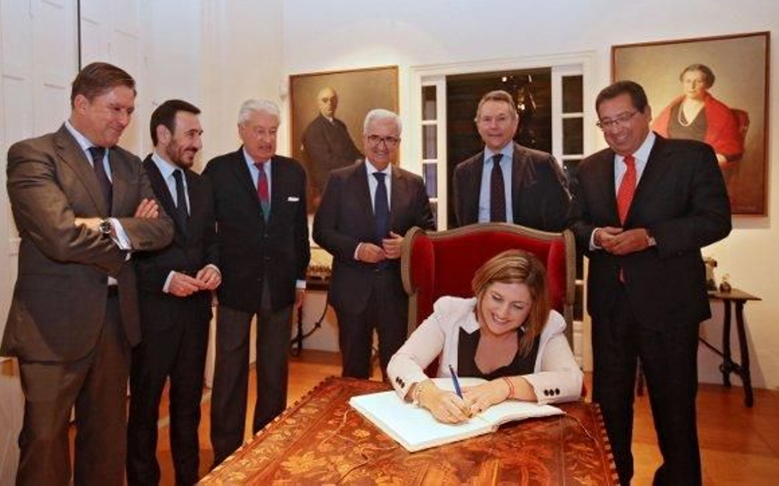Irene García firma en el libro de honor del Casino en presencia del presidente de la Audiencia, Manuel Estrella, Fernando López Gil, Miguel Nuche, el vicepresidente de la Junta, Manuel Jiménez Barrios, el presidente del Grupo Joly, José Joly, y Antonio Pulido.

Foto: Lourdes de Vicente