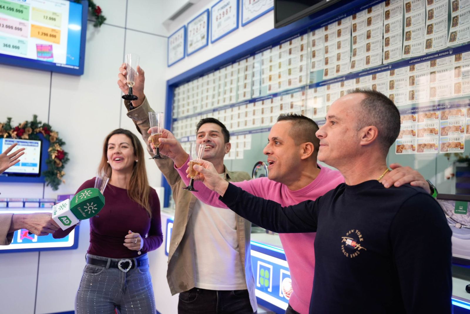 La lluvia de millones de la Lotería de Navidad llega a Roquetas, Las Norias, Las Cabañuelas y a Almería, en fotos