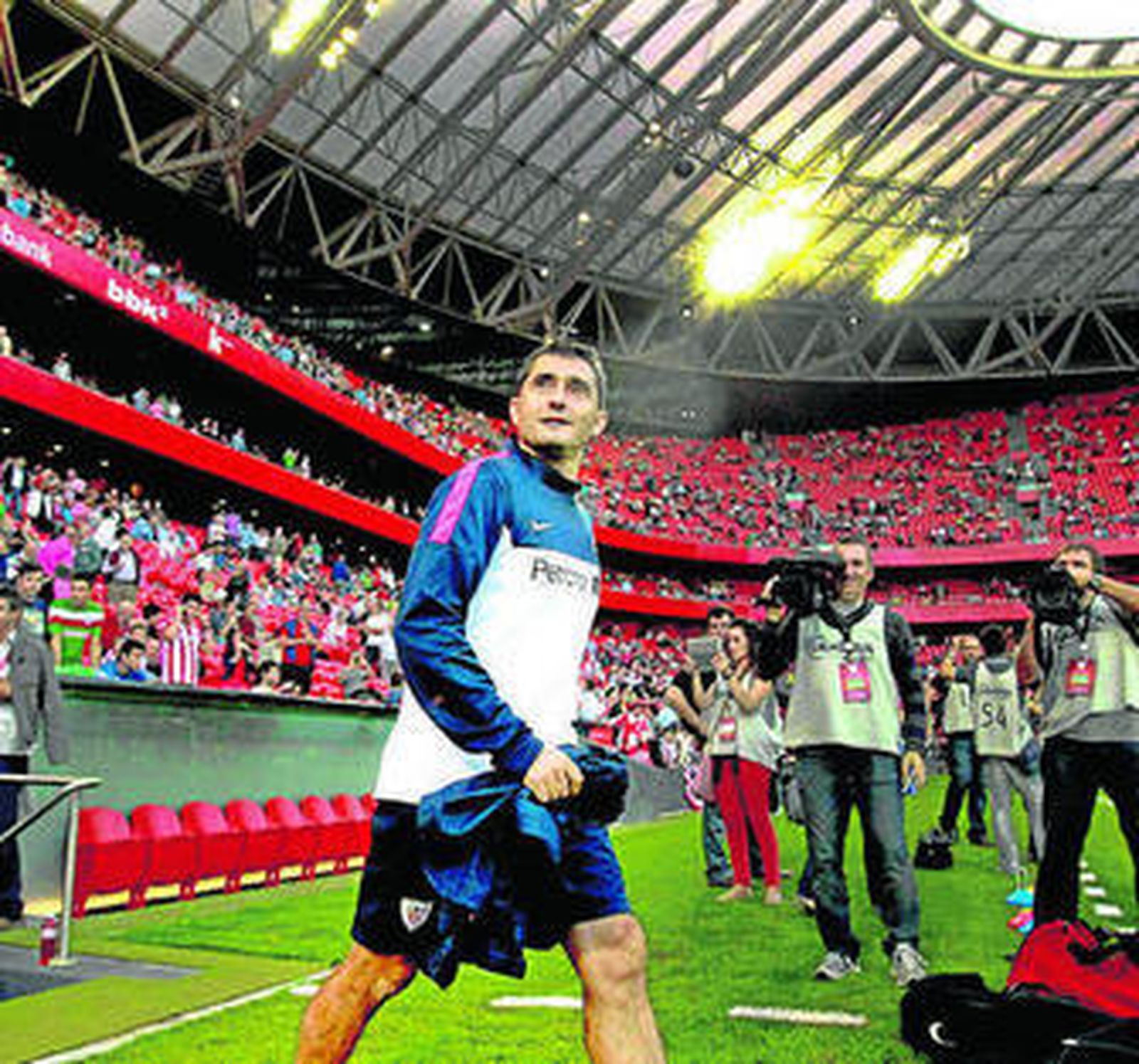 Ernesto Valverde, con el nuevo San Mamés al fondo.