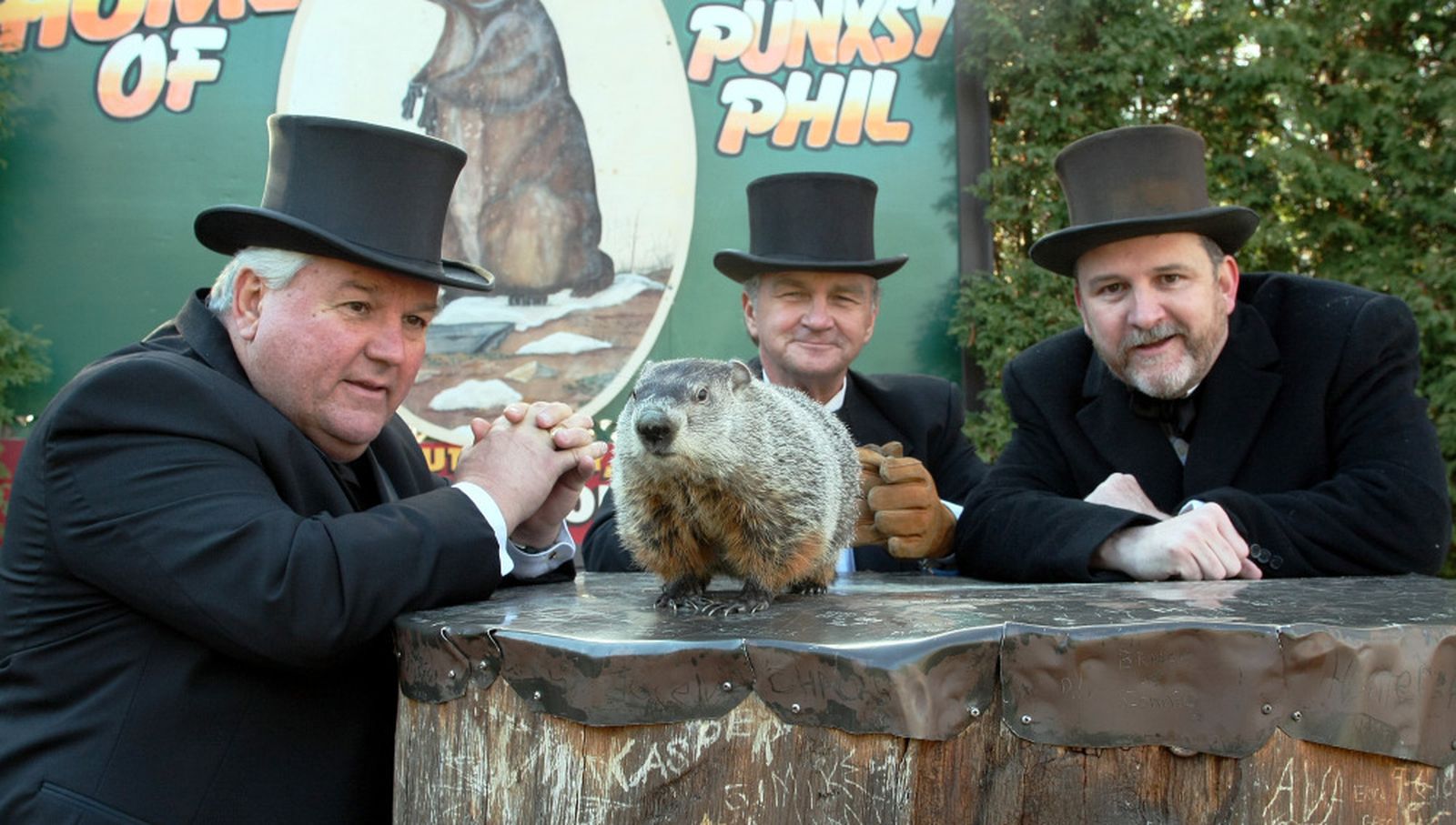 Organizadores del Día de la Marmota, con la protagonista, la marmota Phil.