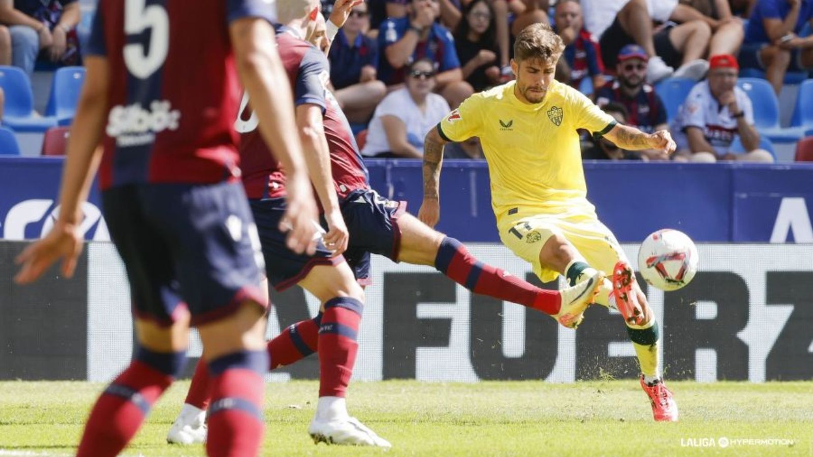 Alejandro Pozo pone un centro al área con el exterior de su bota derecha.