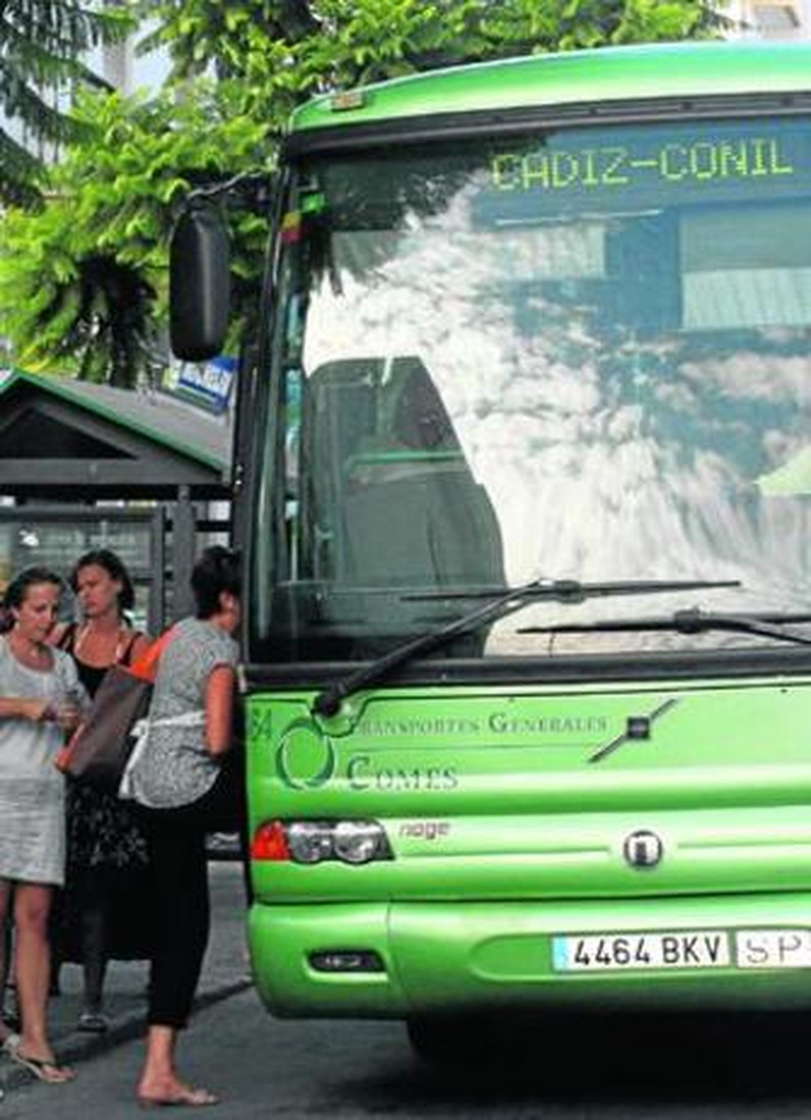 Usuarios del transporte público, en la actual parada .