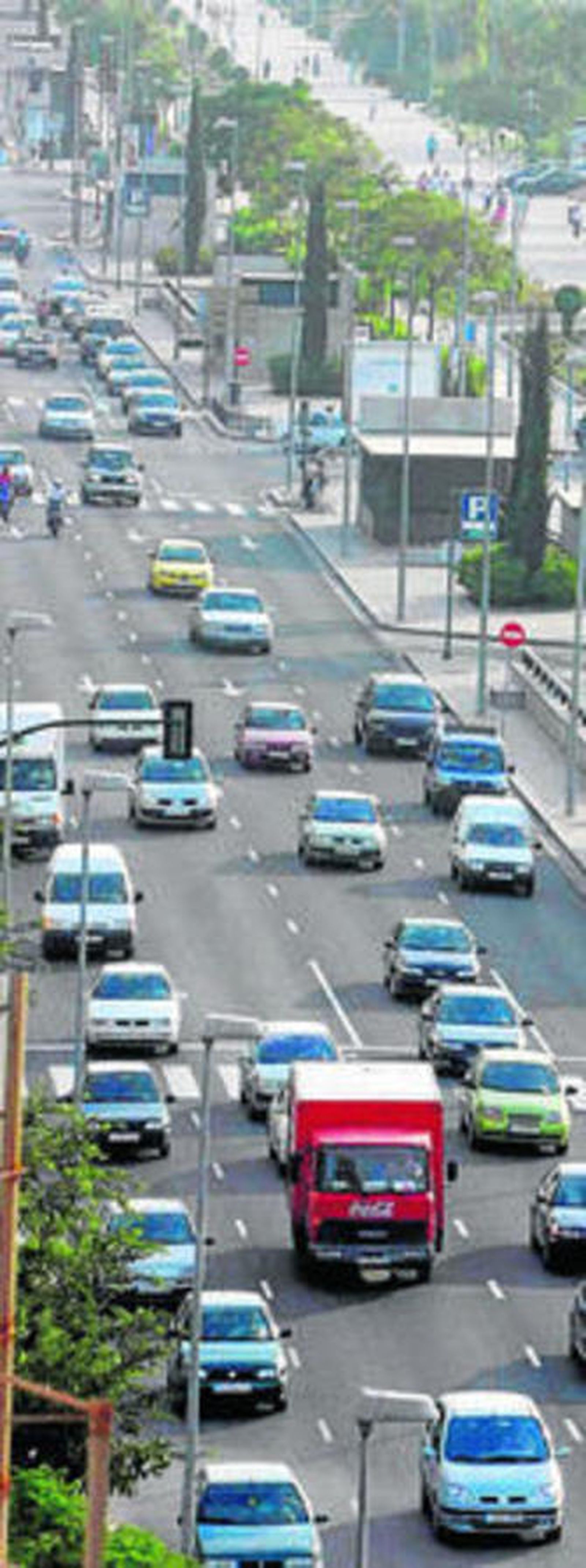 Vehículos circulan por la avenida de la Libertad.