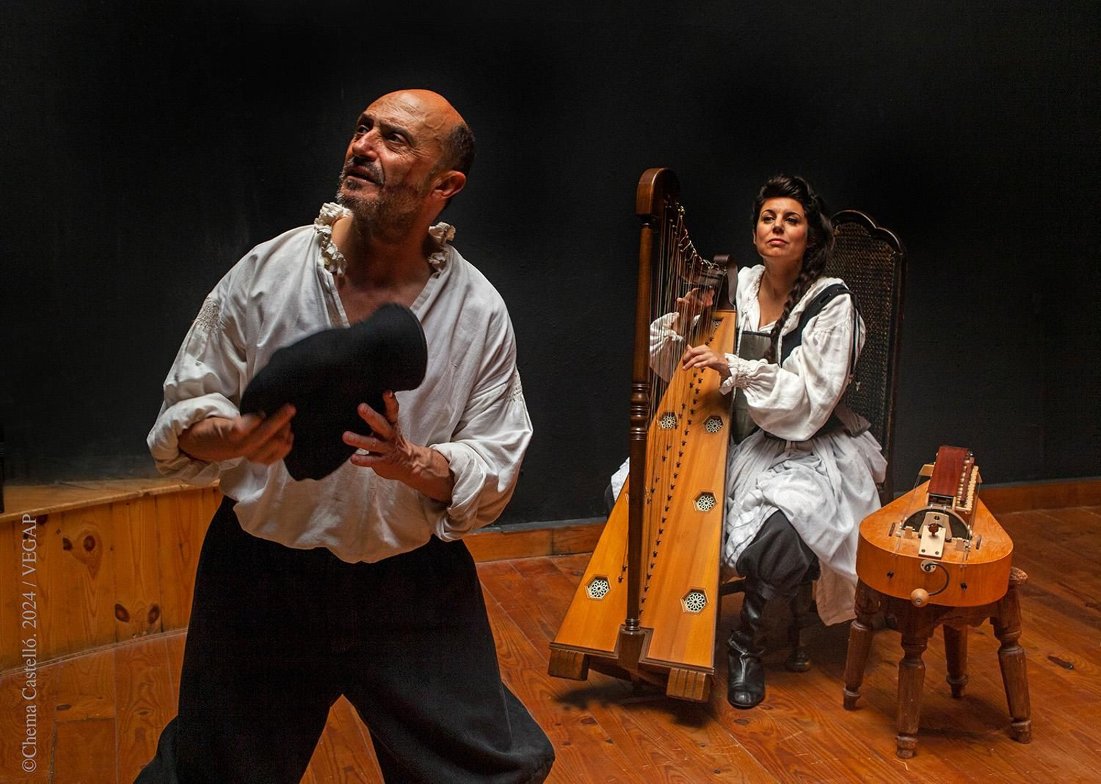 El actor Pepe Viyuela y la arpista Sara Águeda en una escena de 'Guitón Onofre, el pícaro perdido'. El actor Pepe Viyuela y la arpista Sara Águeda en una escena de 'Guitón Onofre, el pícaro perdido'.