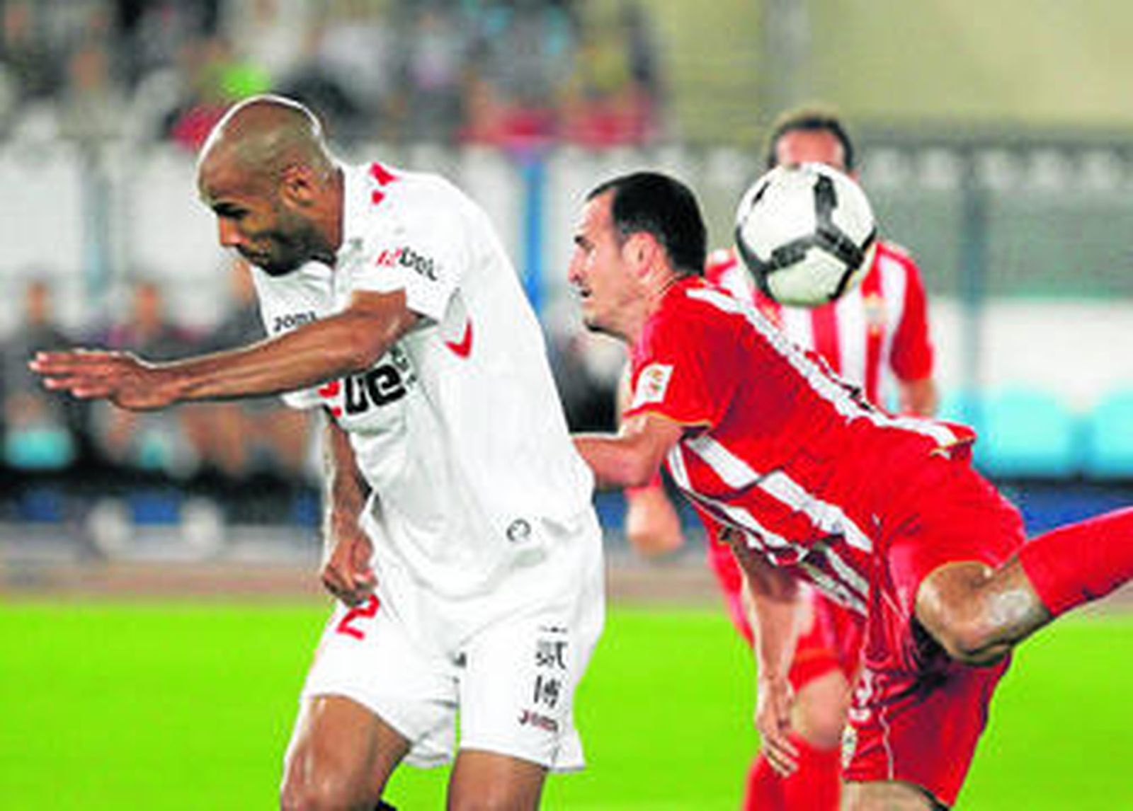 Soriano salta de manera extravagante con Kanoute.