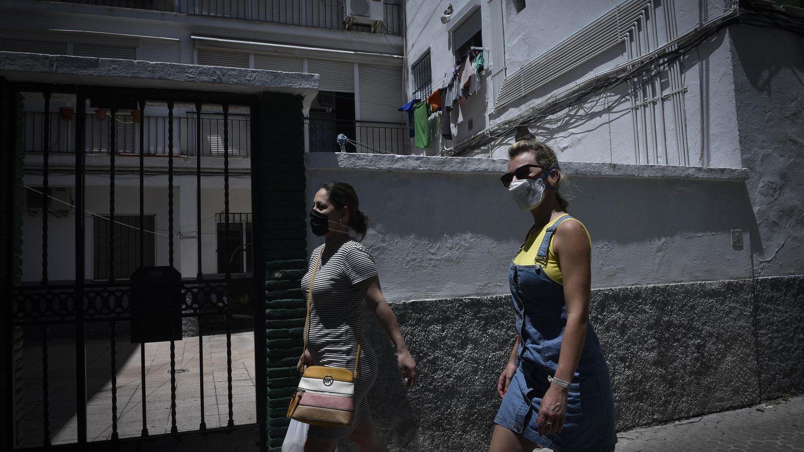 Dos mujeres pasan ante un bloque de Los Pajaritos.