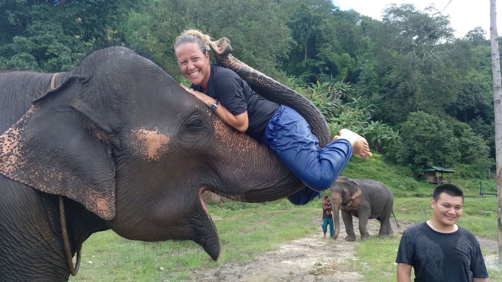 La ambientóloga disfruta montada en la cabeza de un elefante.