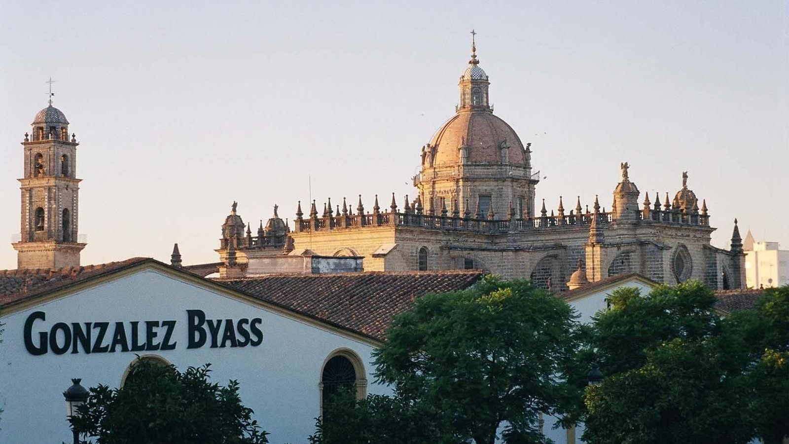 Exterior de las Bodegas Tío Pepe, sede histórica de González Byass en Jerez. Exterior de las Bodegas Tío Pepe, sede histórica de González Byass en Jerez.