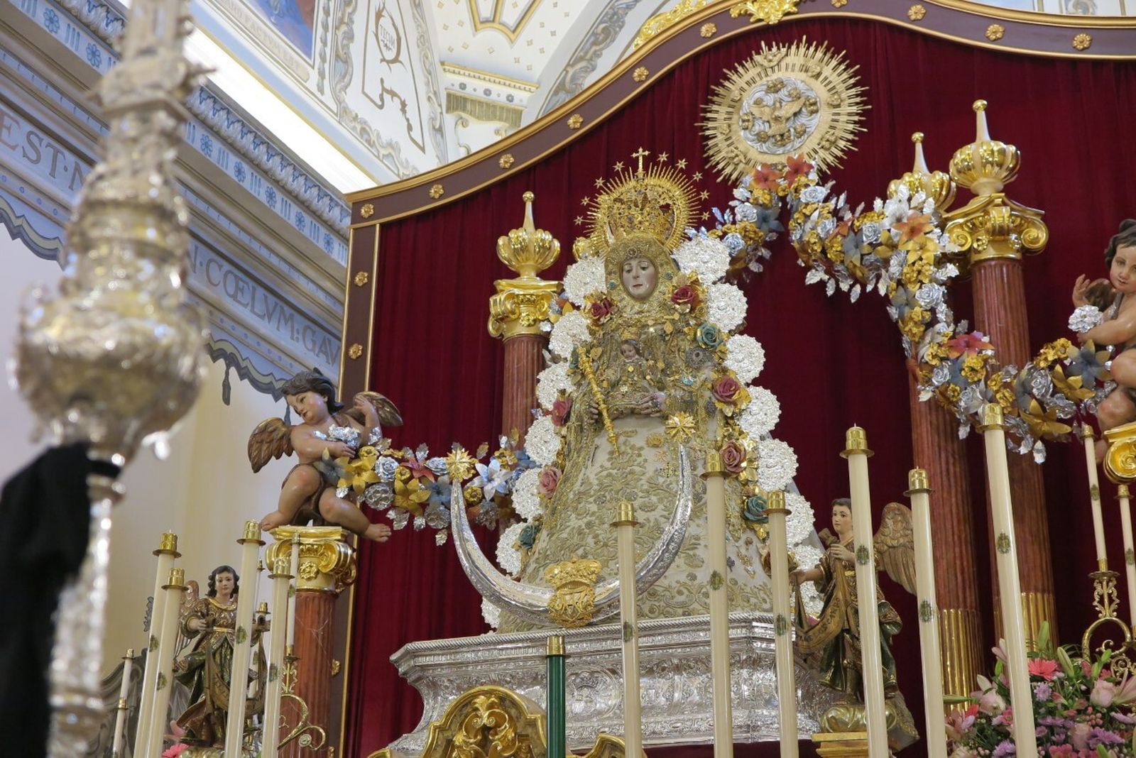 La Virgen del Rocío en el portal que preside estos días en la parroquia almonteña.