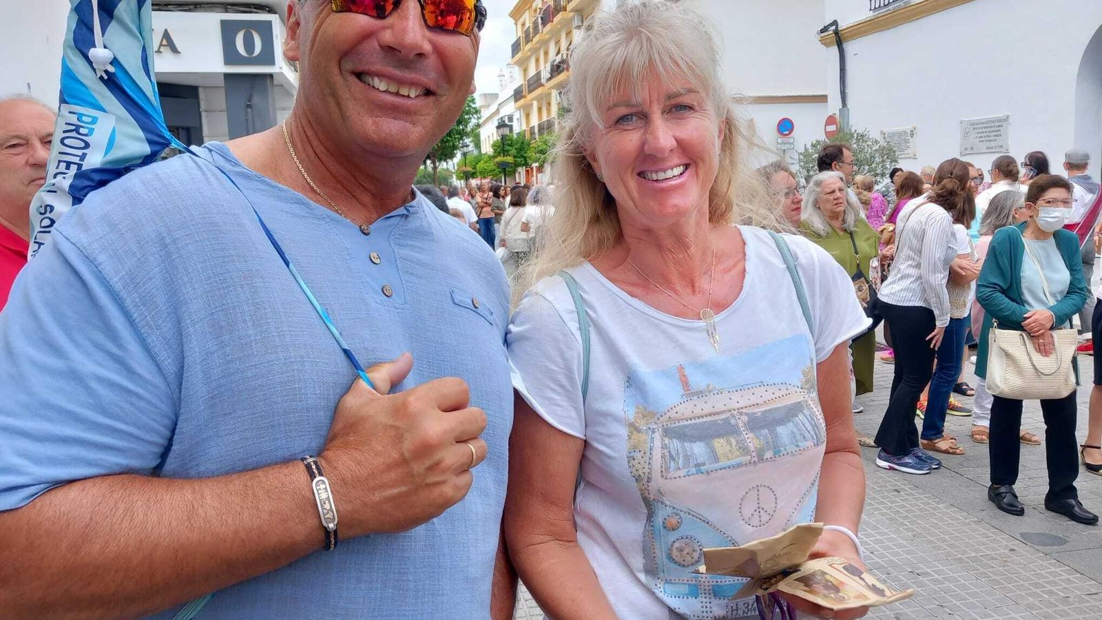 Dos turistas buscando los panecillos de Manolita. Dos turistas buscando los panecillos de Manolita.