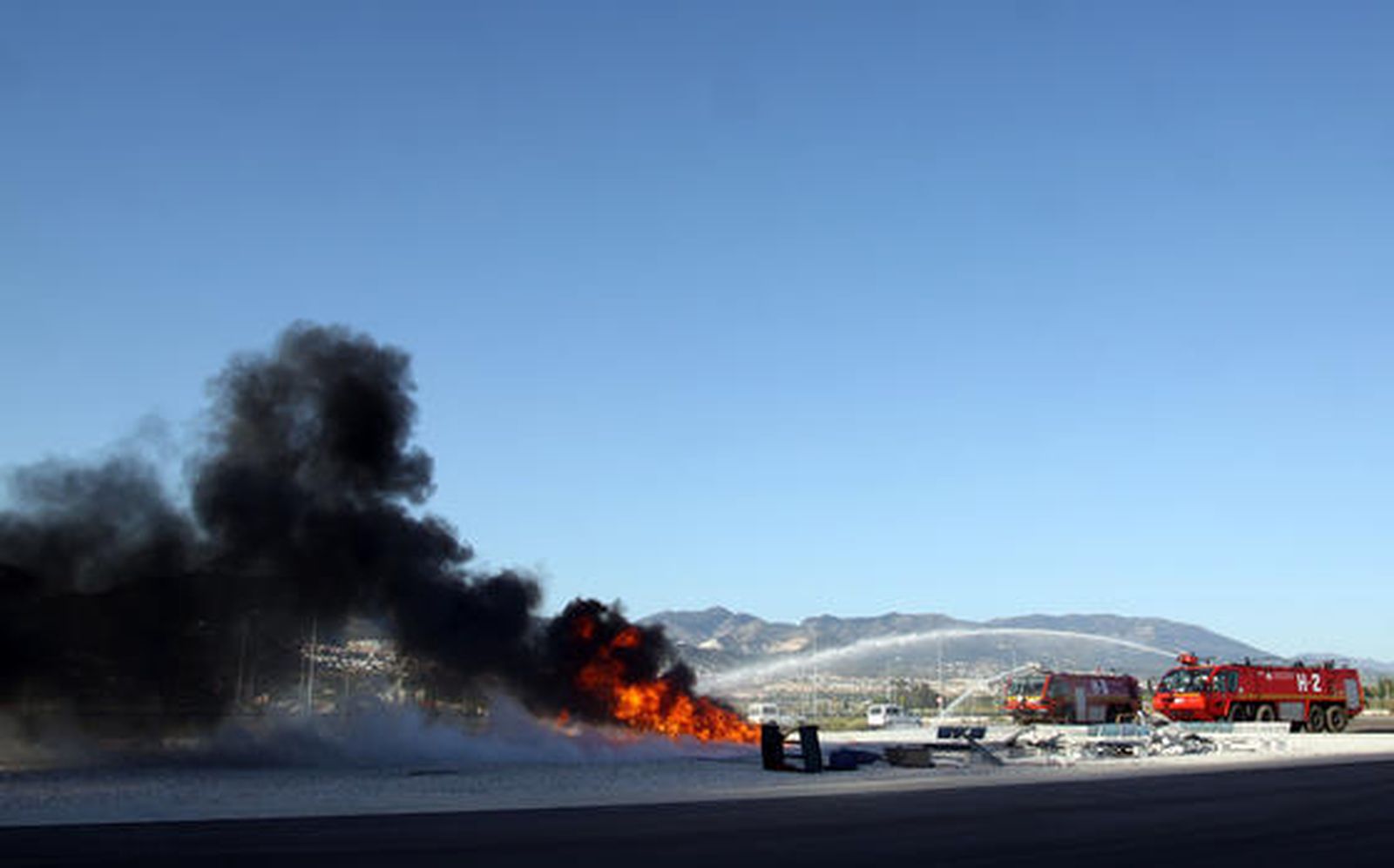 Simulacro de accidente en el aeropuerto de Málaga en el que participaron unas 200 personas 

Foto: Migue Fernández