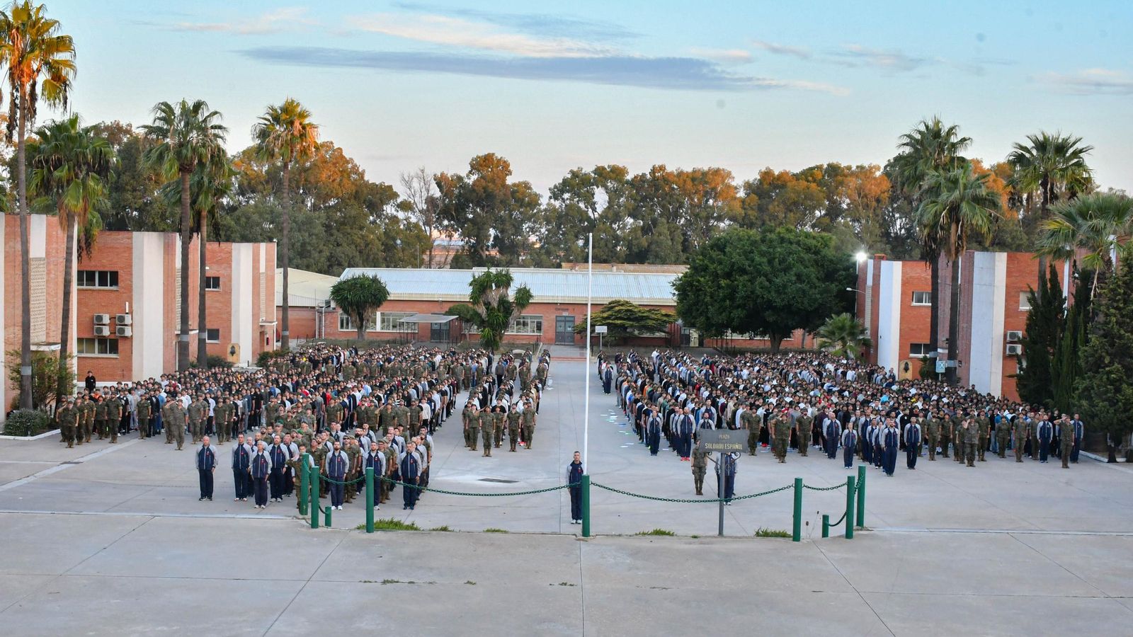 Primera formación ante la bandera de los aspirantes del CEFOT 2.