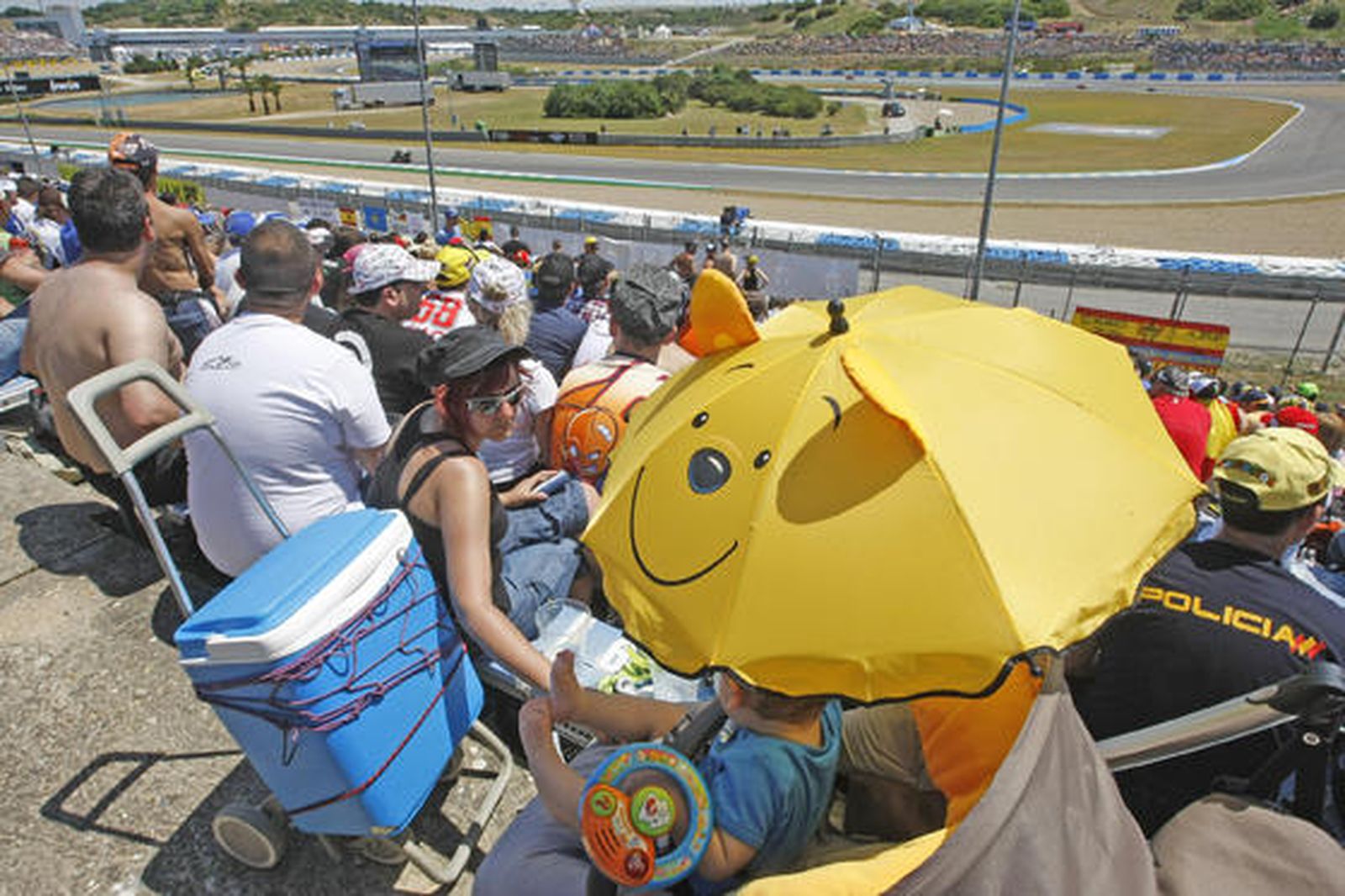 El público asistente tuvo que cubrirse del fuerte sol como pudo en un día caluroso.

Foto: Pascual