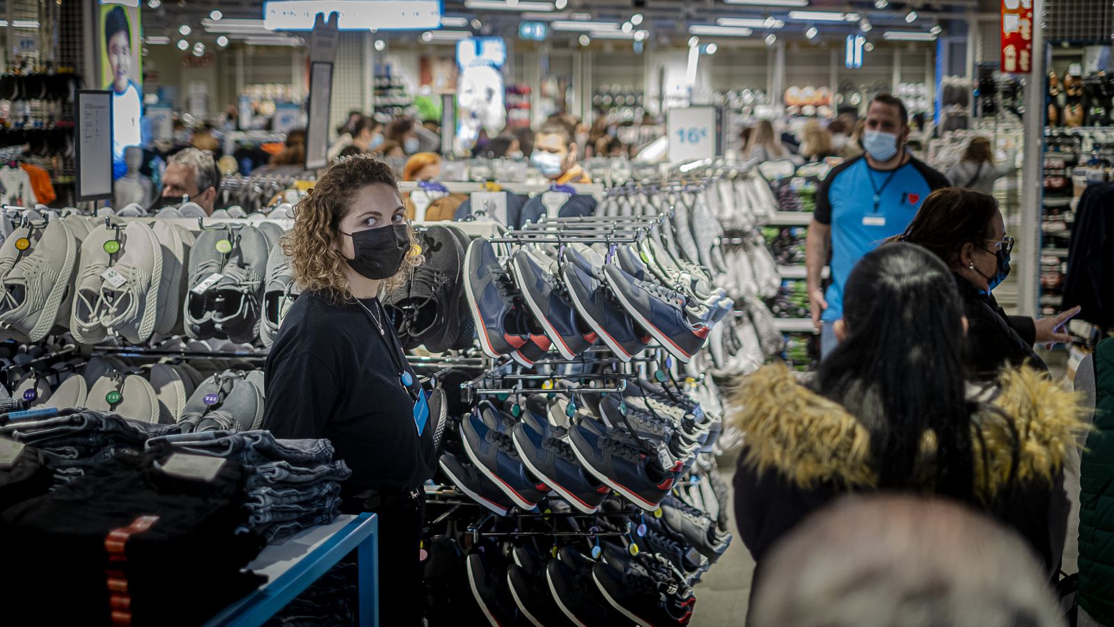 Interior de la tienda de Primark en Bahía Sur .