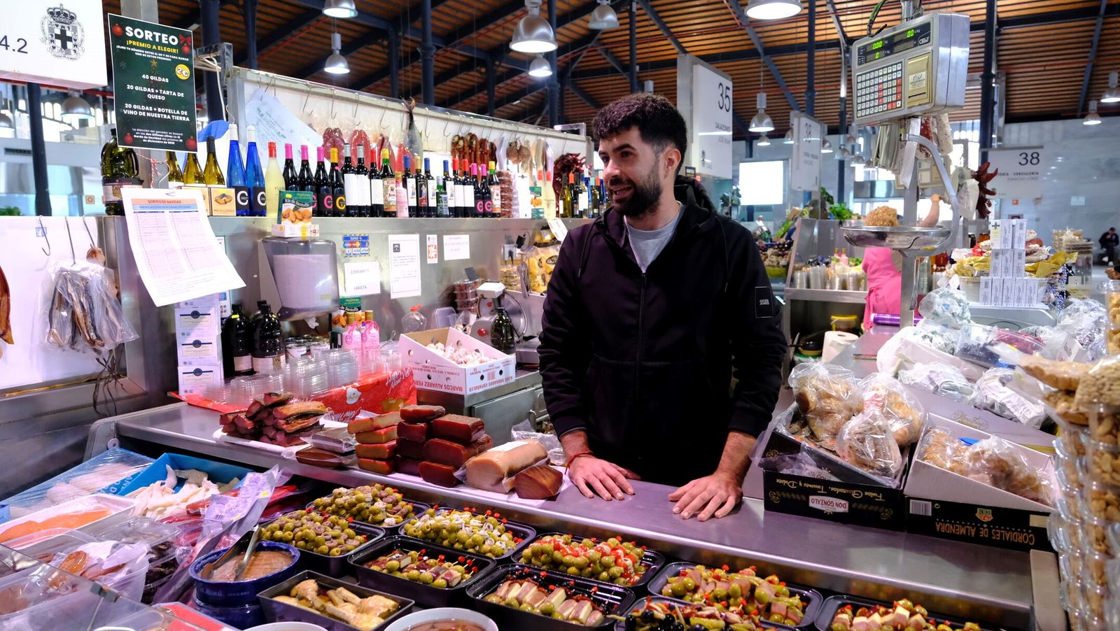 Las gildas son tendencia y en el Mercado Central de Almería el puesto 35 de la primera planta es el lugar adecuado para degustarlas
