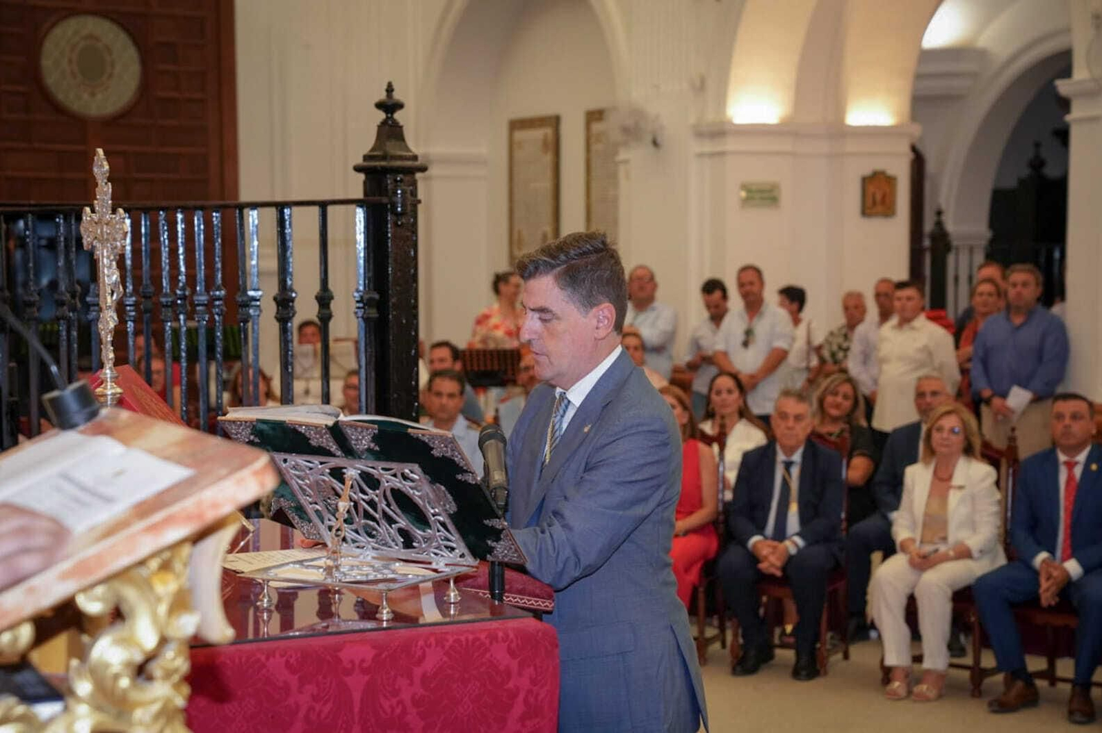 Santiago Padilla jura su cargo como presidente de la Hermandad Matriz.