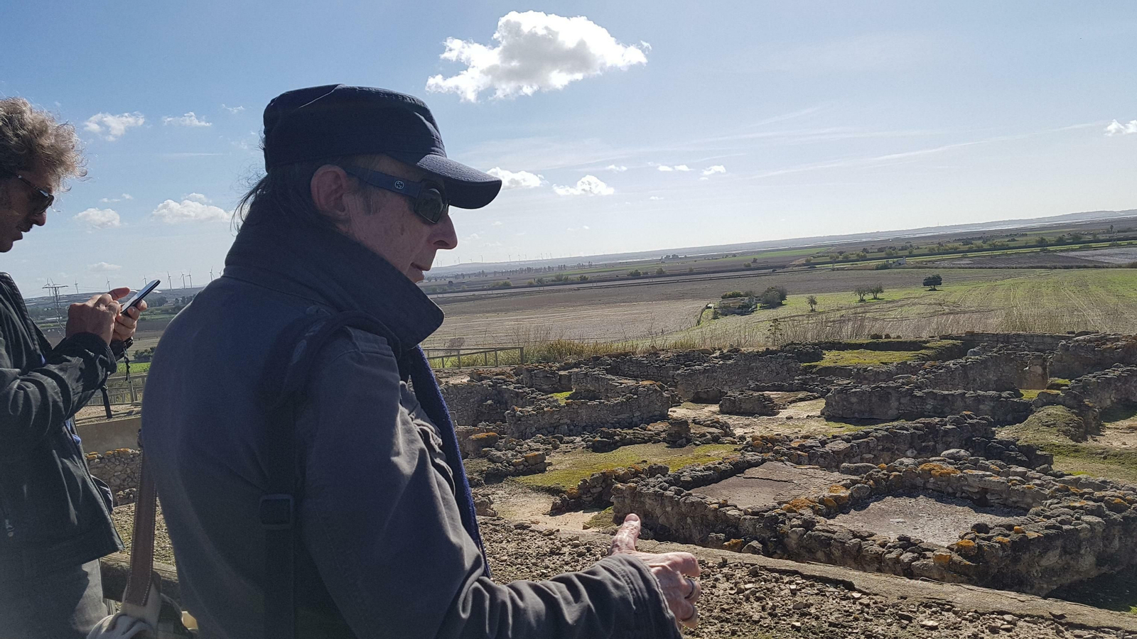 El catedrático, frente a los restos del yacimiento arqueológico de Doña Blanca.