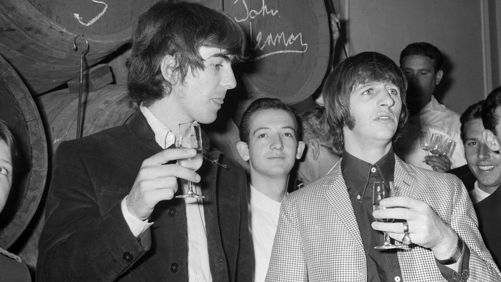 Dos de los Beatles degustando el vino de Jerez, en Madrid en 1965.