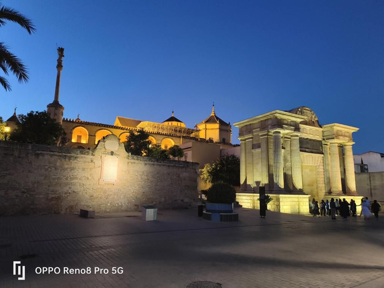 Foto nocturna del Casco Histórico de Córdoba tomada con el Oppo Reno 8 Pro