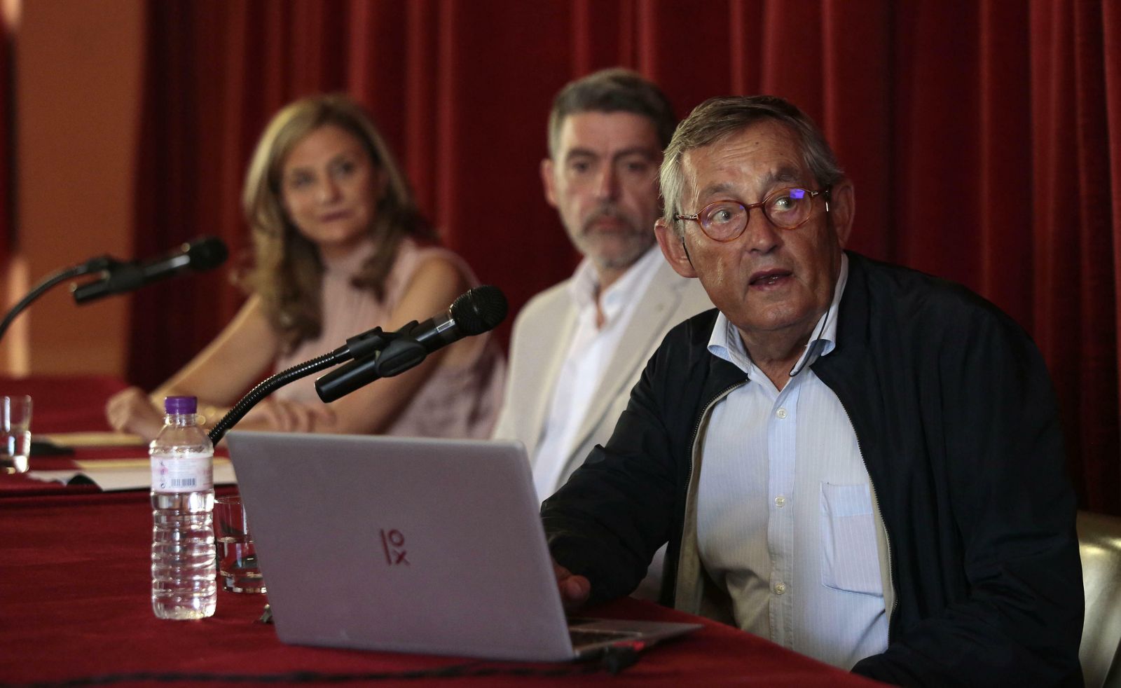Miguel Delibes de Castro, en primer plano, junto a María Reyes Rodríguez y Gabriel Osuna.