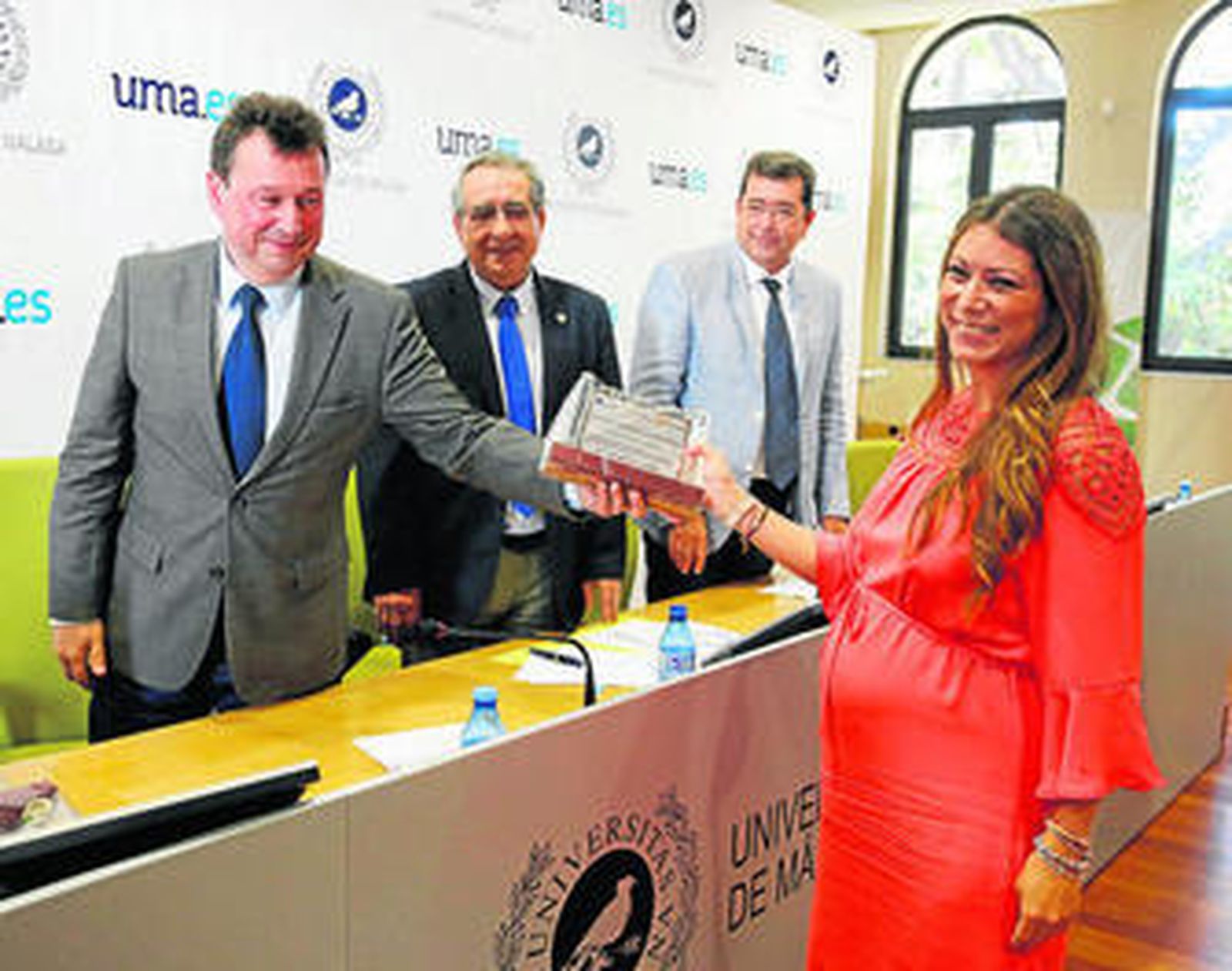 Manuel Molina, ayer, entregando el premio de mejor proyecto de fin de máster a la alumna Clara Márquez.