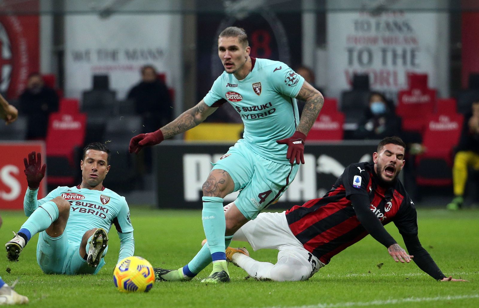 Lyanco se lleva el balón ante Theo Hernández.