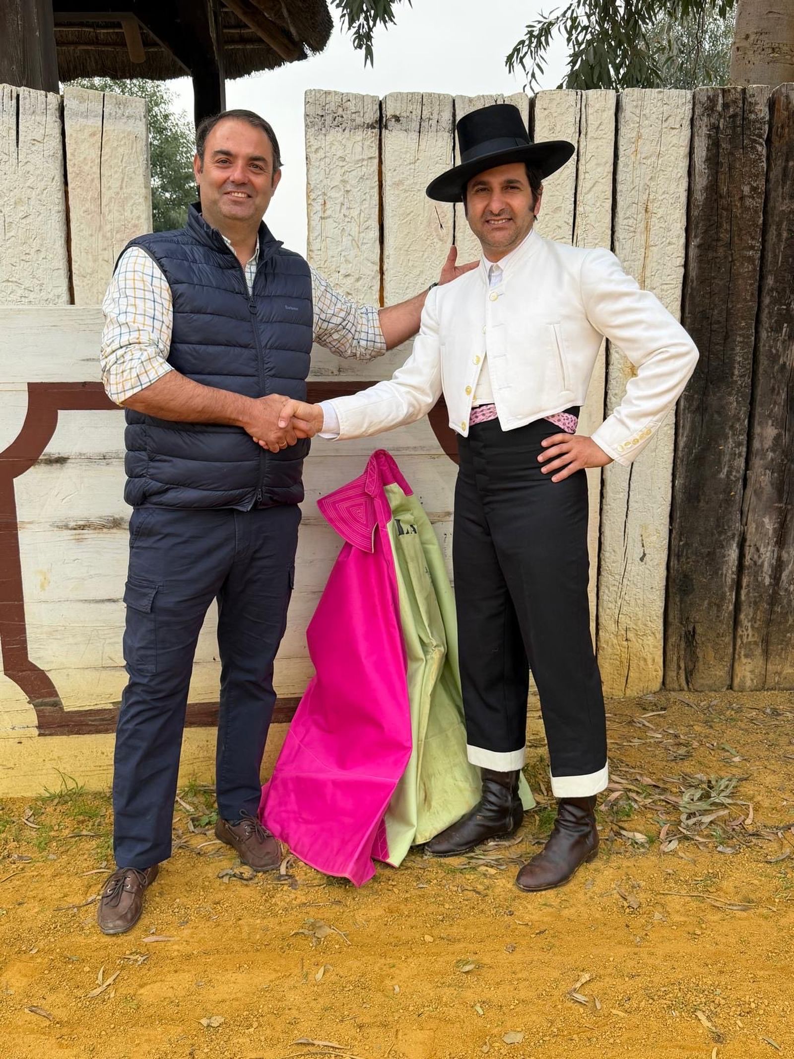 Morante estrecha la mano del empresario Carlos Zúñiga, con el que se ha comprometido cuatro tardes en El Puerto.