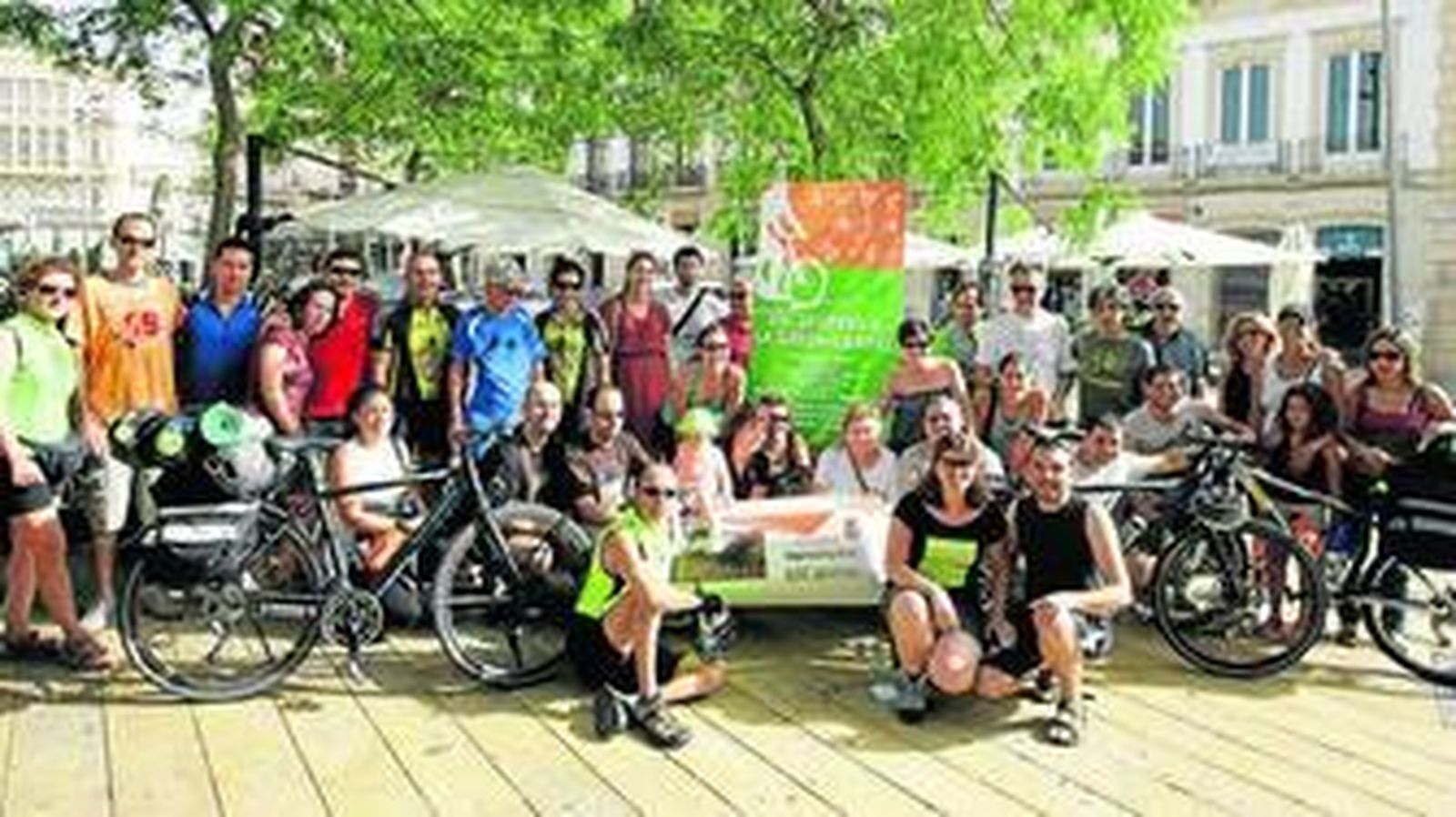 Cristina y Arturo junto a todos los ciclistas que les acompañaron en los primeros kilómetros de su aventura.