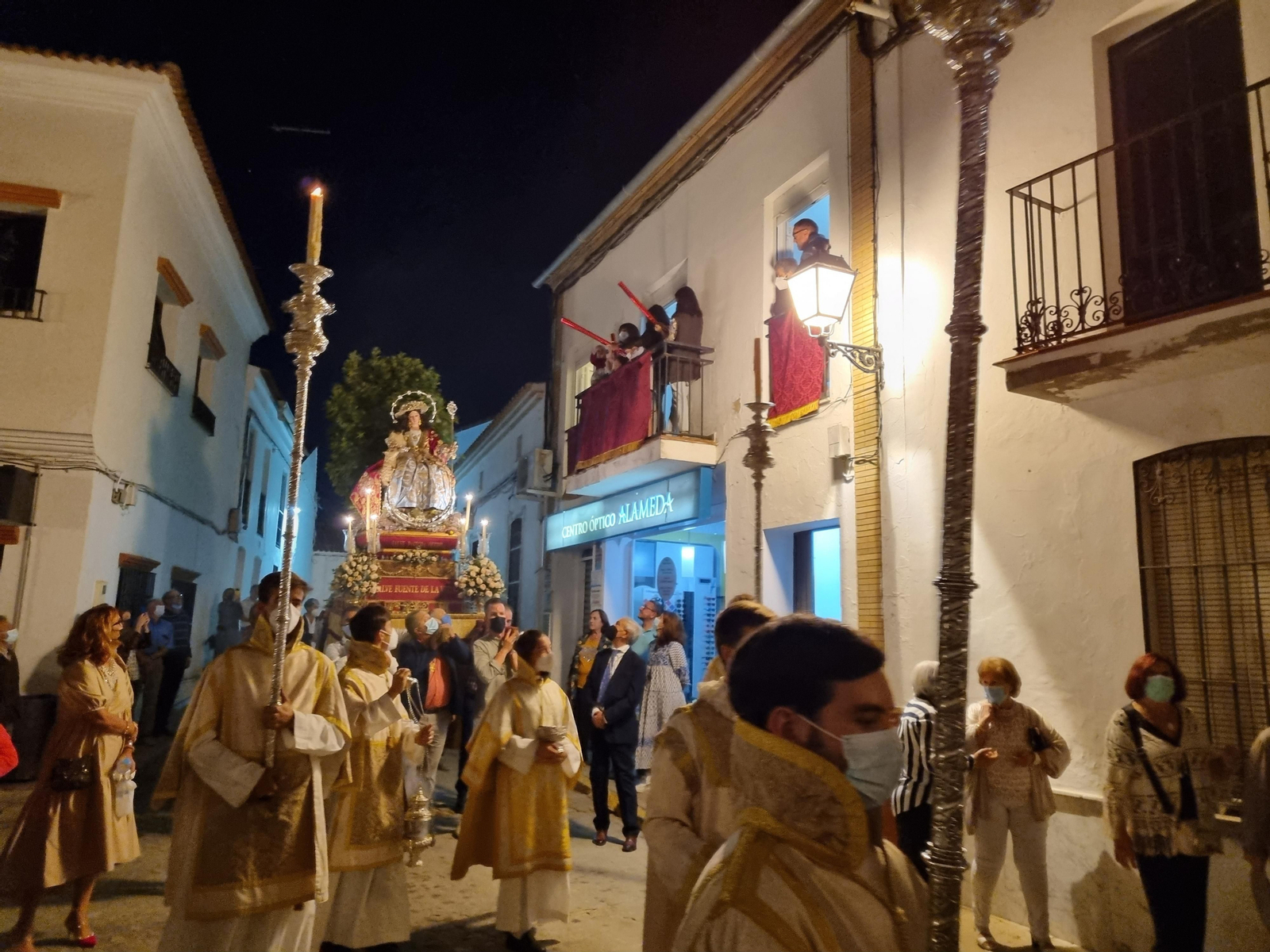 Procesión por las calles de Zalamea la Real.