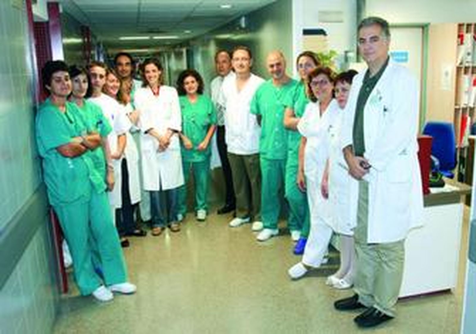 Miembros del equipo de Trasplantes, ayer en el Hospital Virgen del Rocío.