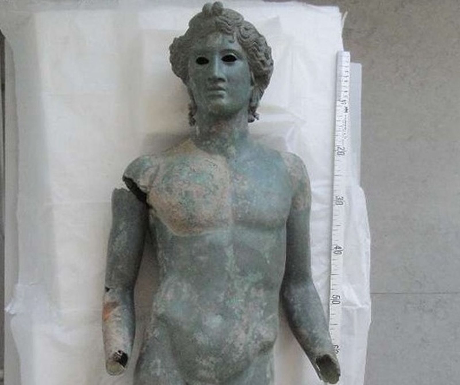 Uno de los efebos de bronce del Museo Arqueológico de Córdoba.