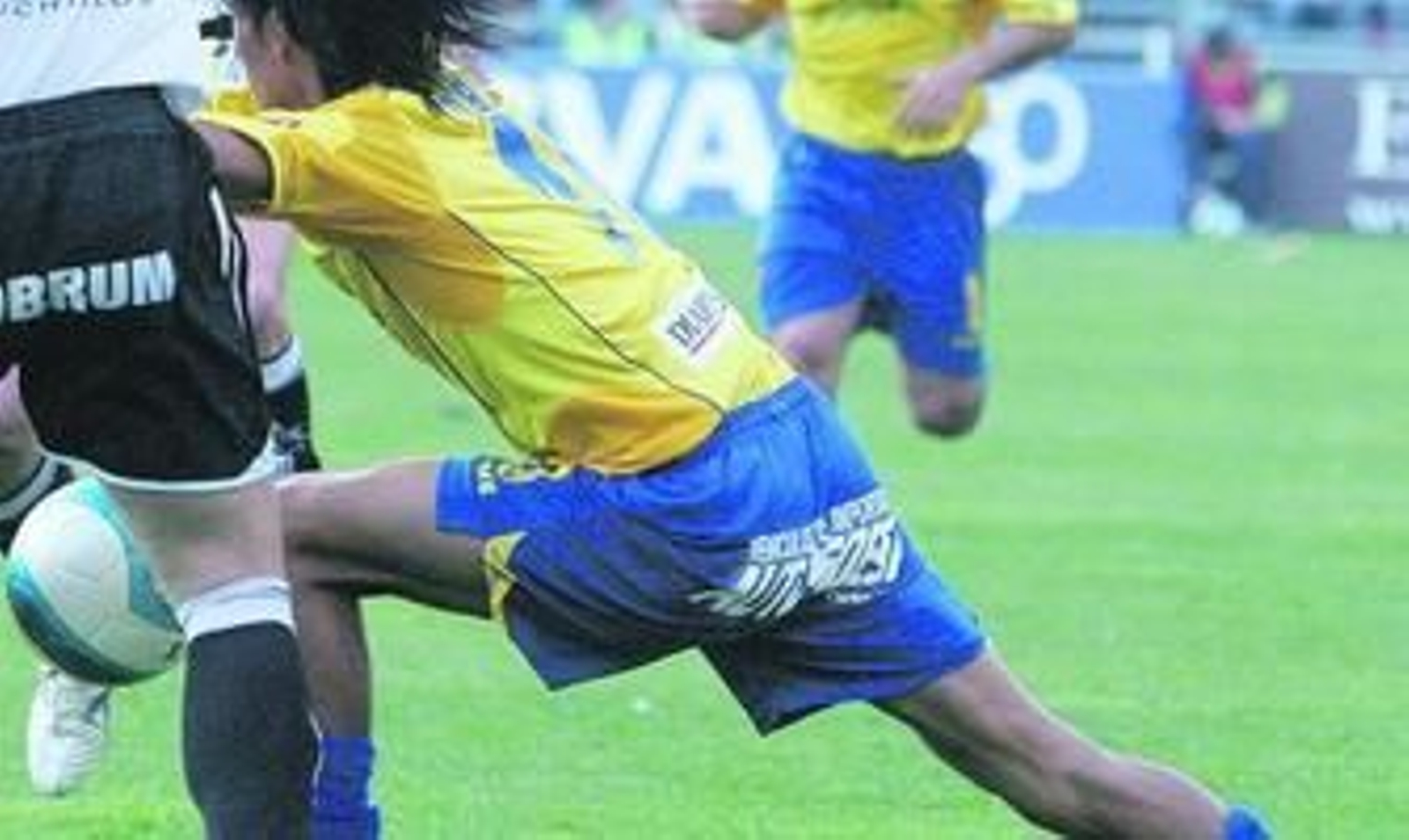 Un jugador del Cádiz, con la calzona con el anuncio de 'Autos Desi', una de las empresas del estafador.