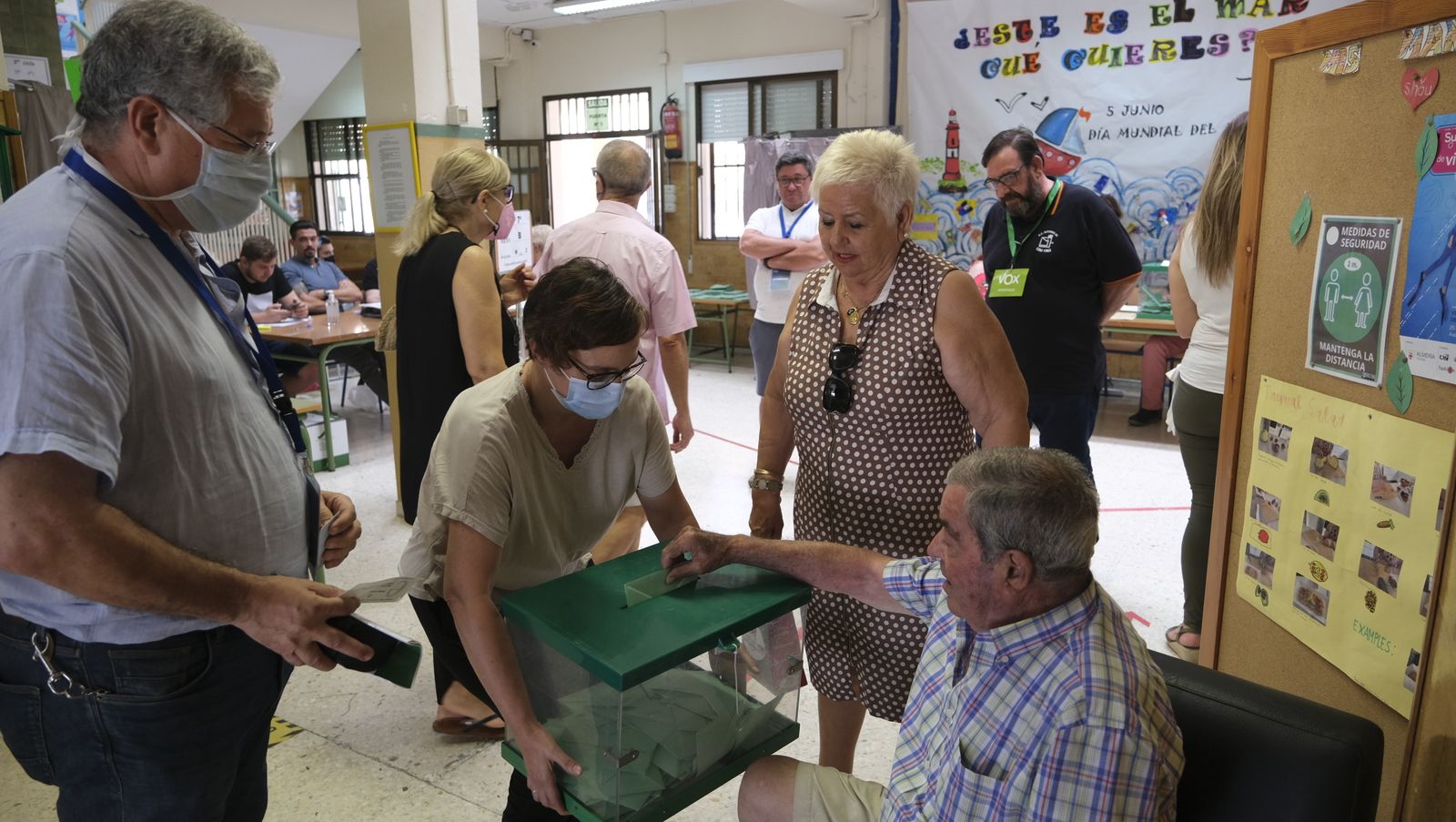 Imágenes de la votaciones en Almería al parlamento andaluz