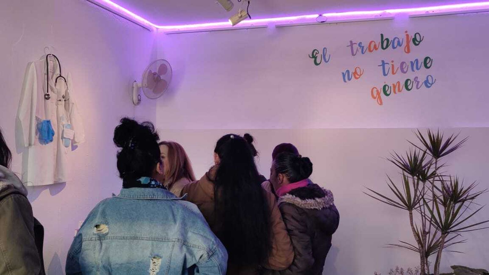 Internas visitan la exposición.