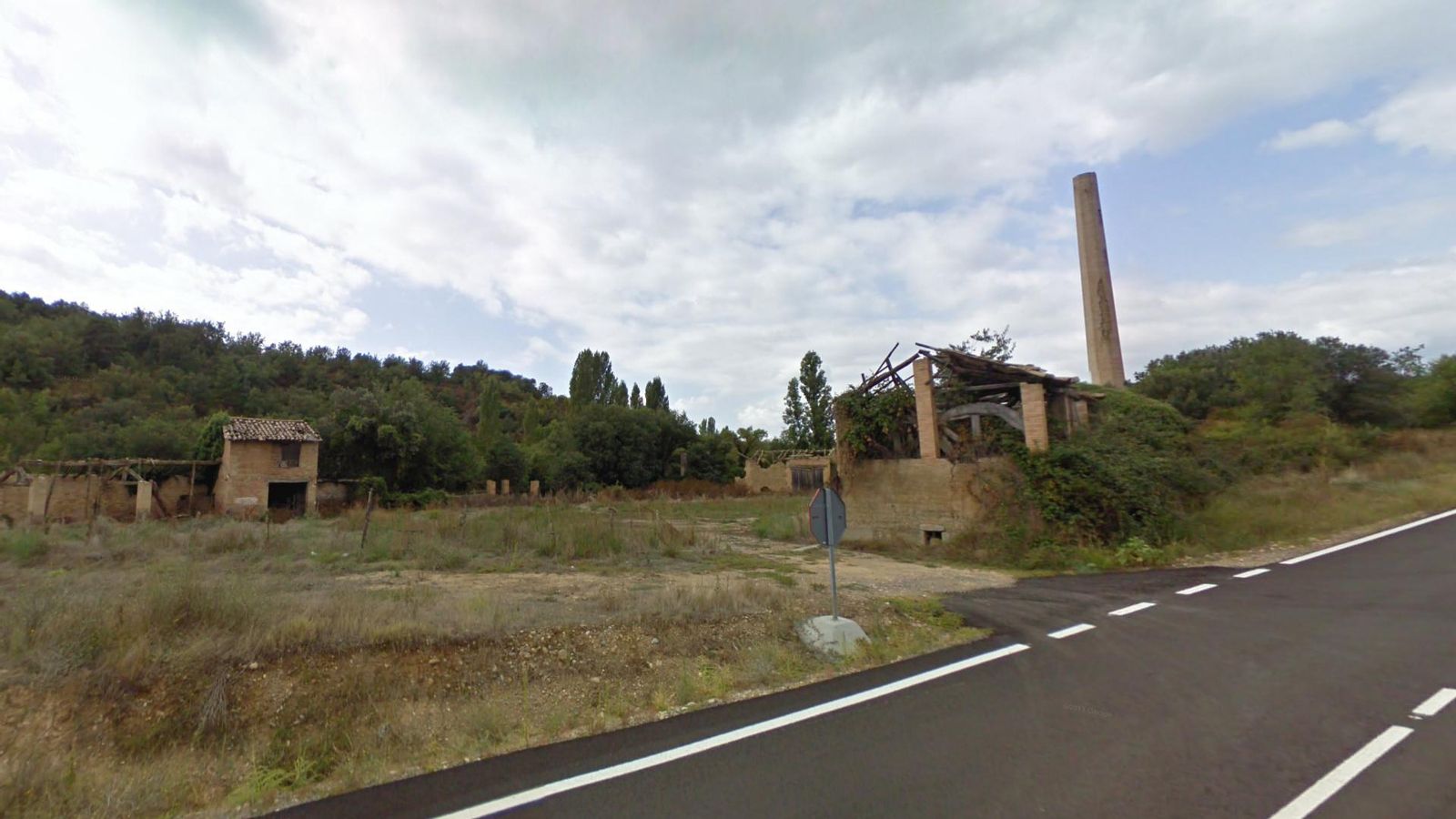 En la carretera de Secastilla pasamos junto a una antigua fábrica de cerámica. Dejaremos el asfalto poco después.