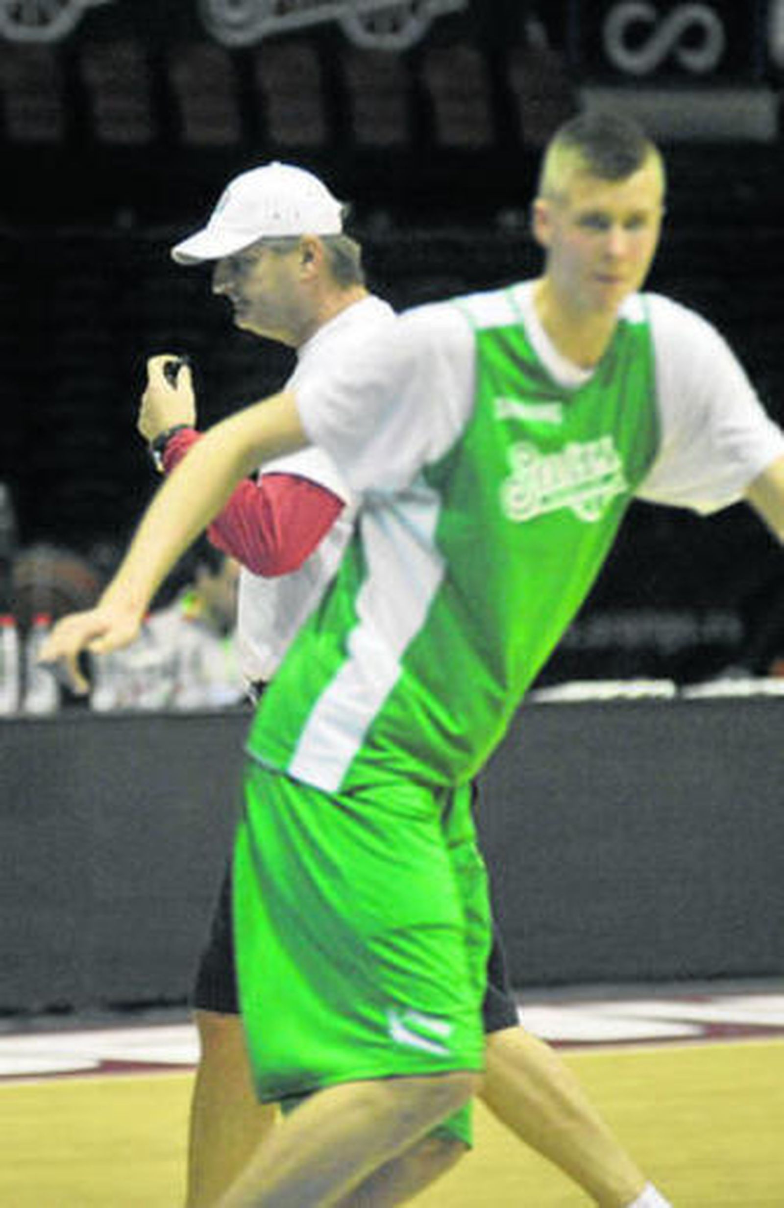 Scott Roth, detrás de Kristaps Porzingis en una reciente sesión.