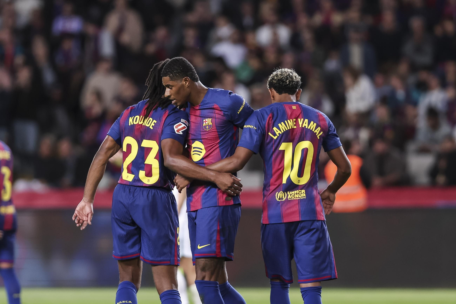 Los jugadores del Barcelona celebran el tercer tanto, el de Rashford.