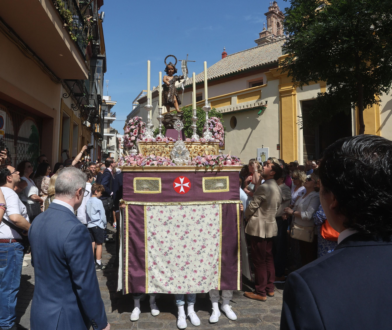 Salida de la procesión eucarística extraordinaria de la Amargura