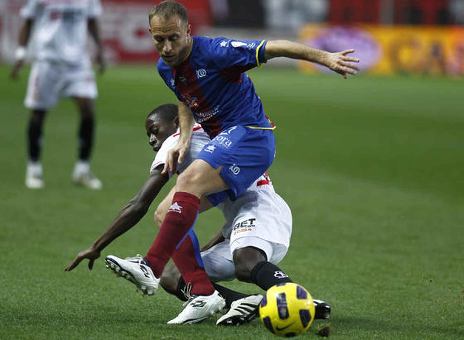 Tres goles de Luis Fabiano devuelven la alegría a los de Nervión en Liga.

Foto: Antonio Pizarro