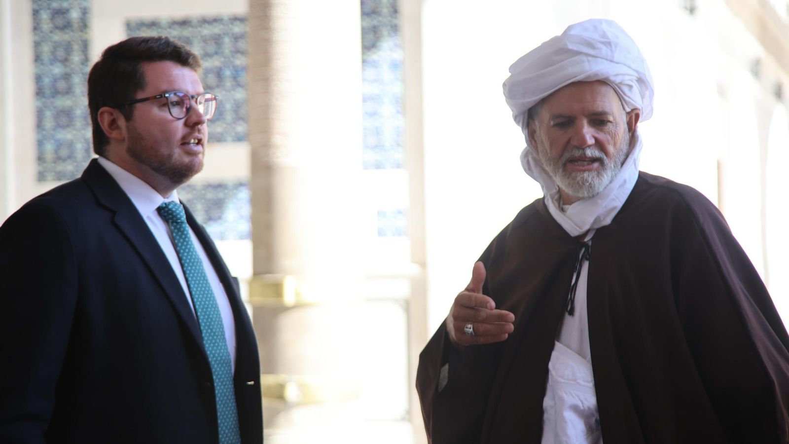 Rafael Hernández con el canciller de la embajada de España en Siria, Joan Pons.