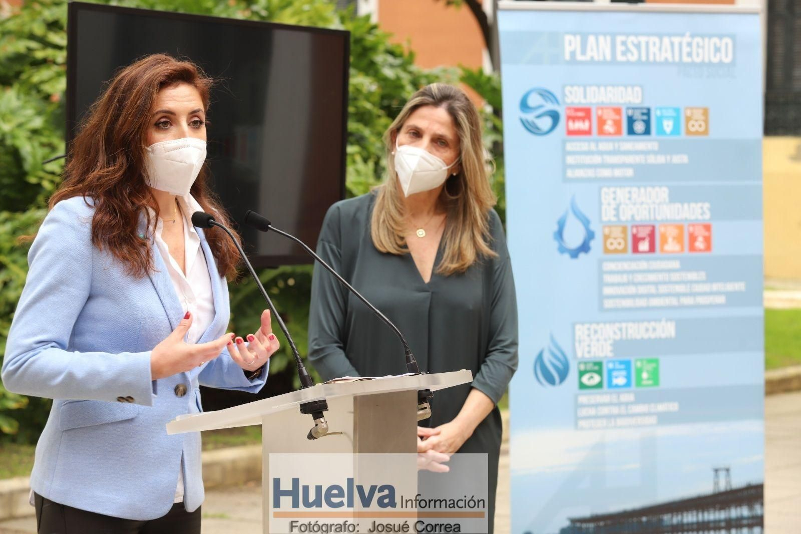 La gerente de Aguas de Huelva y la concejal durante la rueda de prensa. La gerente de Aguas de Huelva y la concejal durante la rueda de prensa.