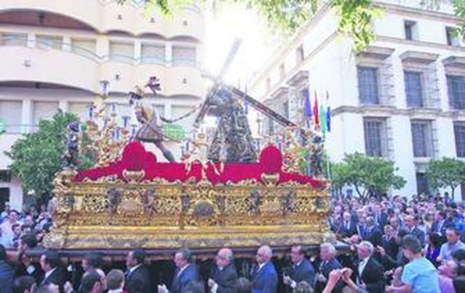 El paso con Jesús Nazareno en la procesión de ayer poco después de salir de San Juan de Letrán.