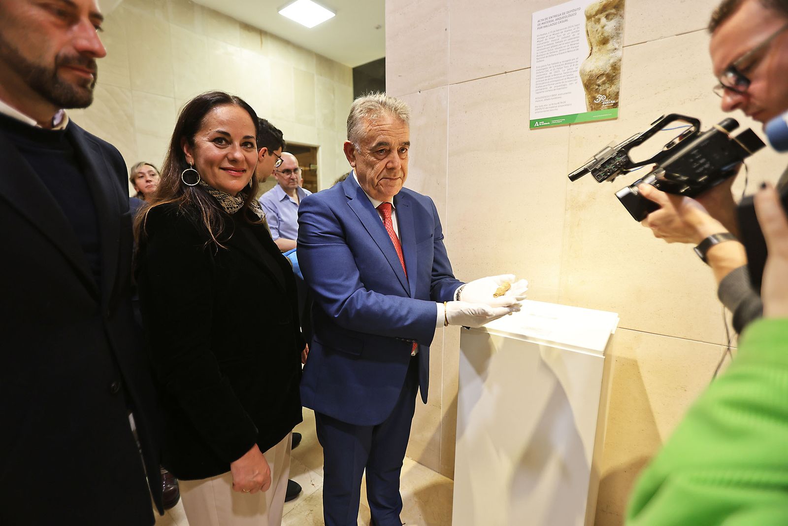 Imágenes de la Recepción en el Museo de Huelva del silbato turdetano hallado en Doñana