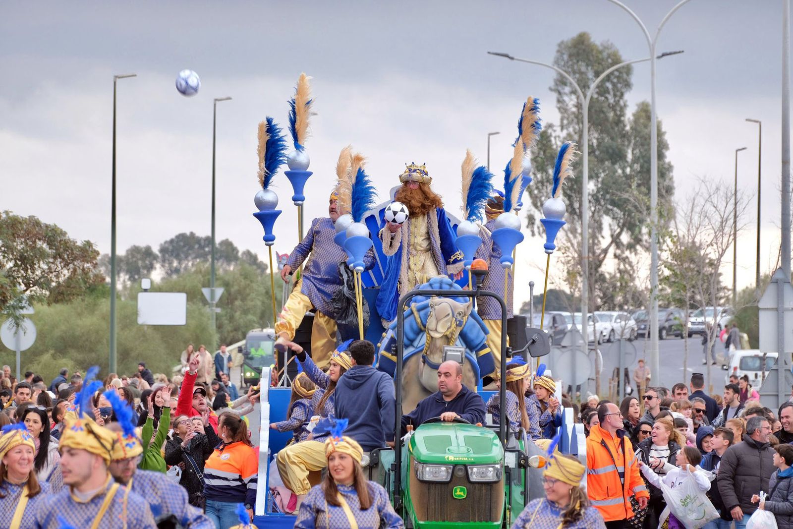 Los Magos de Oriente reparten ilusión y regalos por las calles de Ayamonte