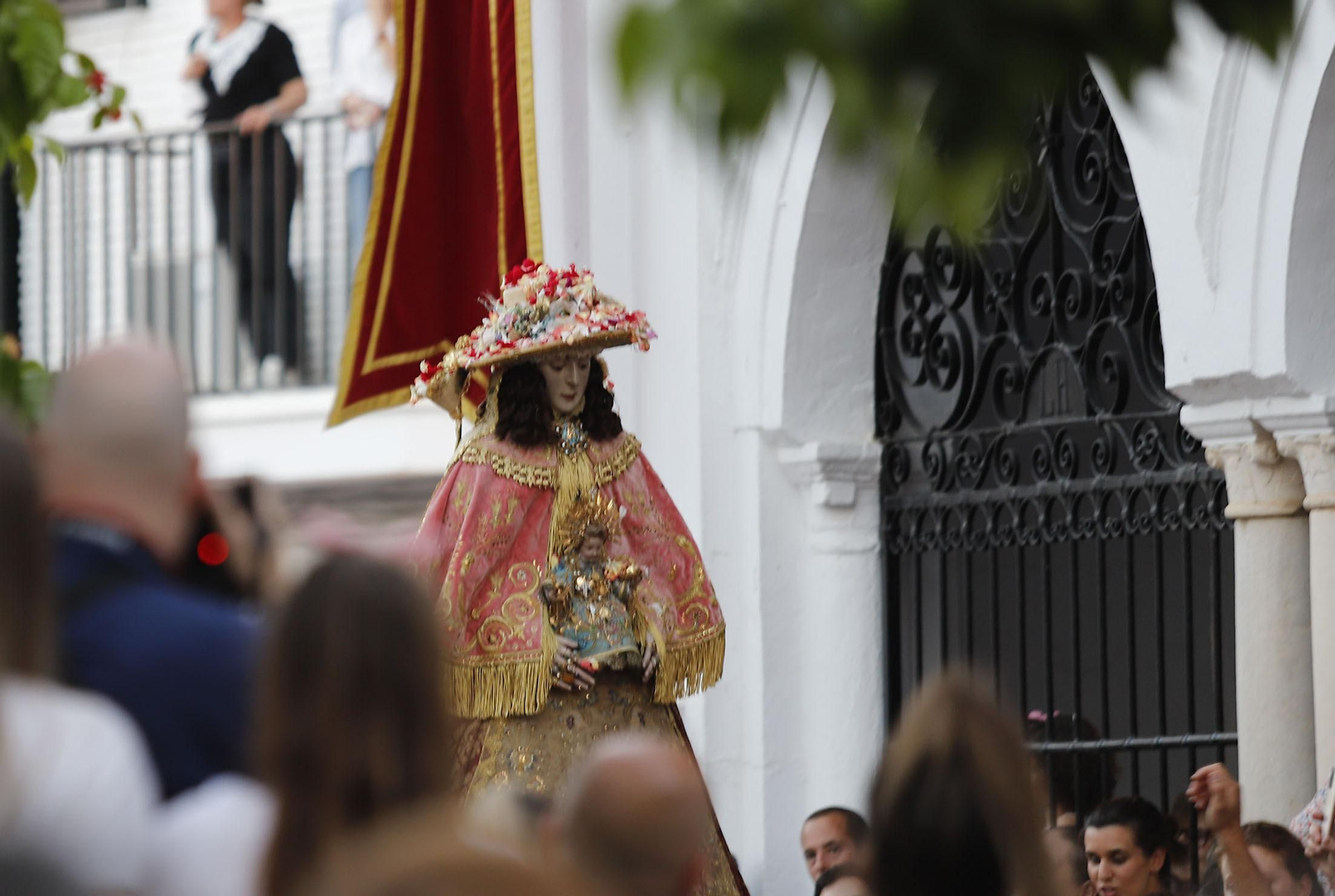 La Virgen del Rocío recorre las calles de Almonte hacia el Chaparral para el inicio del Camino de los Llanos