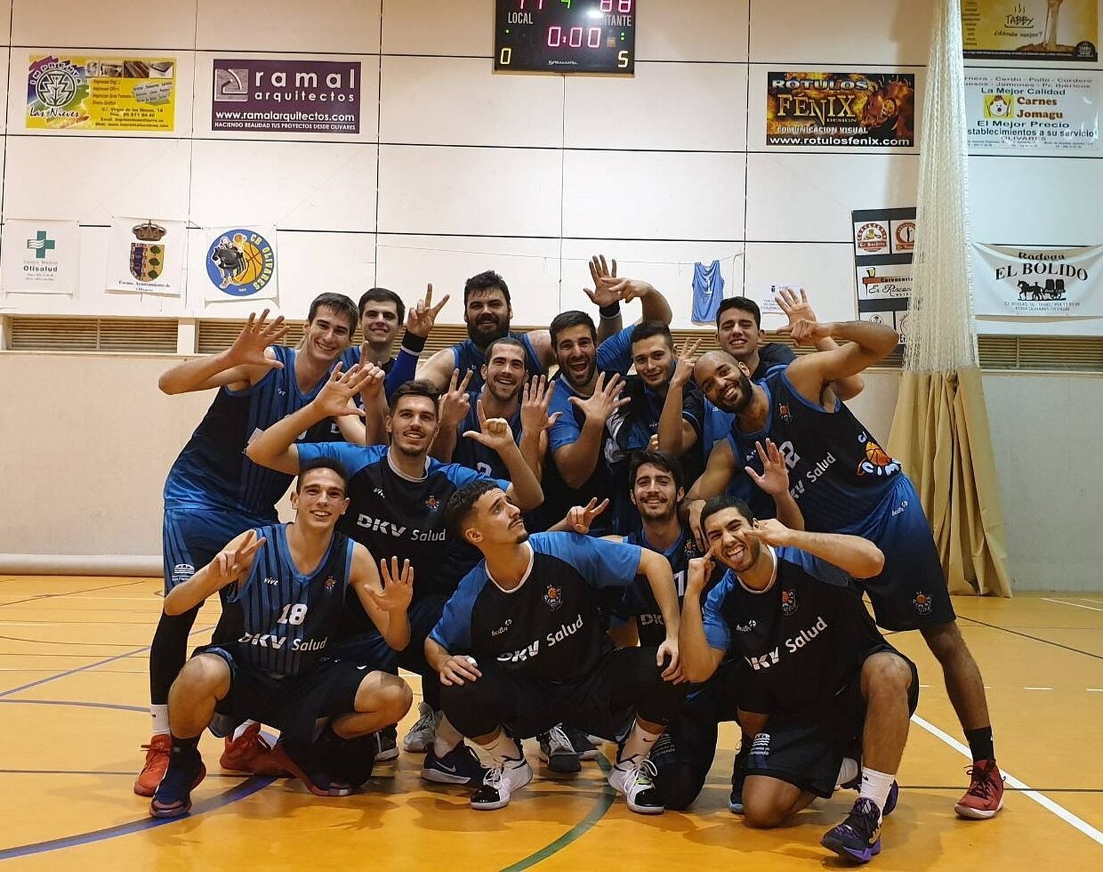 Los jugadores del DKV San Fernando festejan su séptimo triunfo de la campaña.