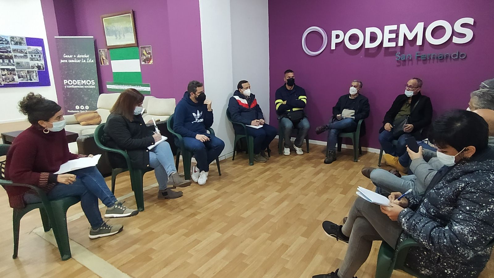 La portavoz de Podemos en San Fernando, Ana Rojas, reunida con el comité de empresa de Navantia San Fernando.