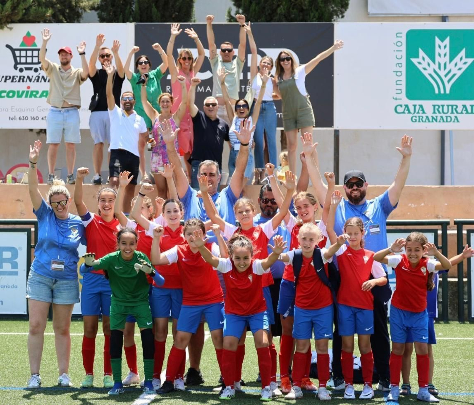 Las alevines del Algeciras FS celebraron su triunfo con  familiares en Granada