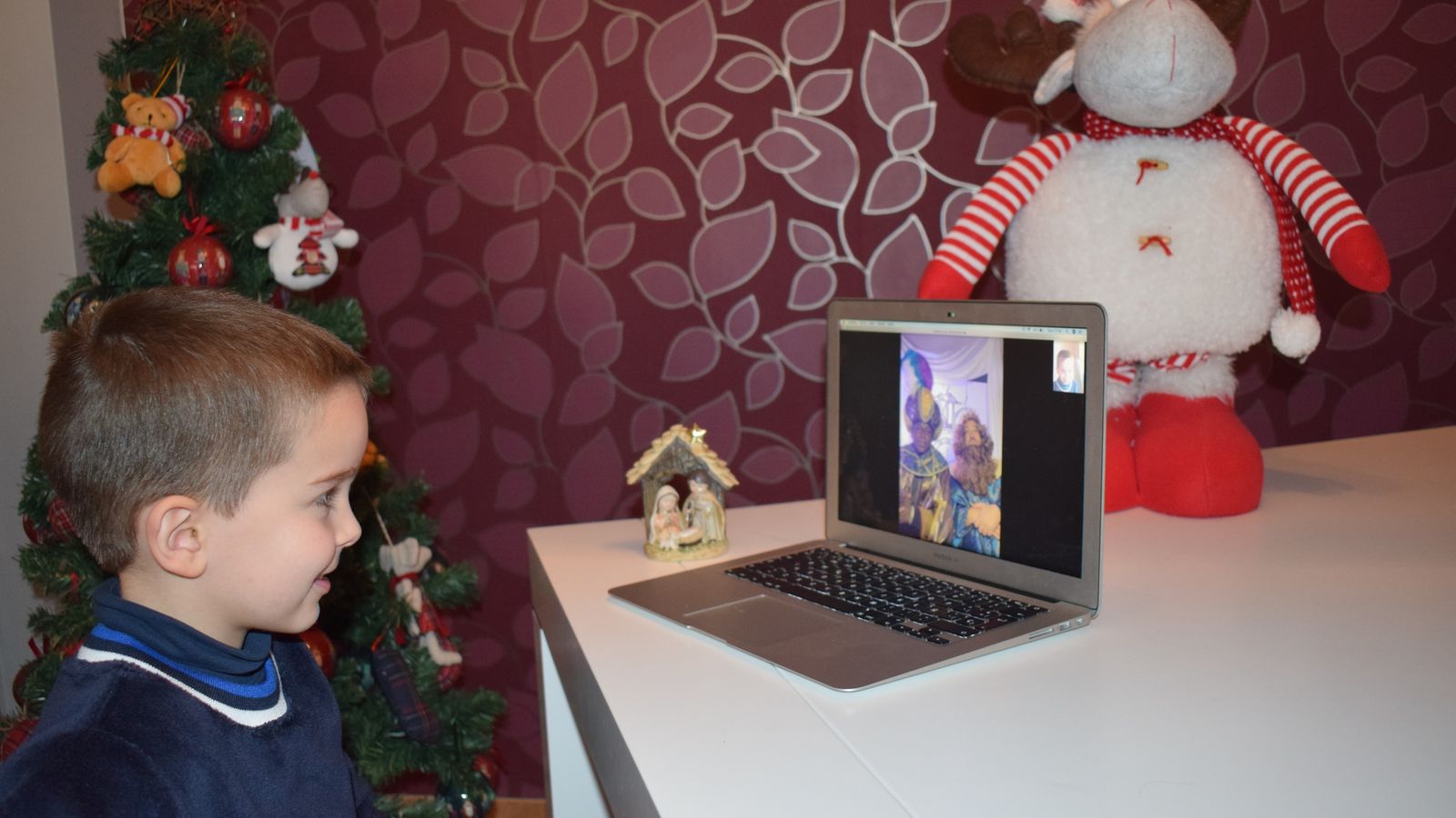 Un niño de El Ejido recibe la videollamada de los Reyes Magos.