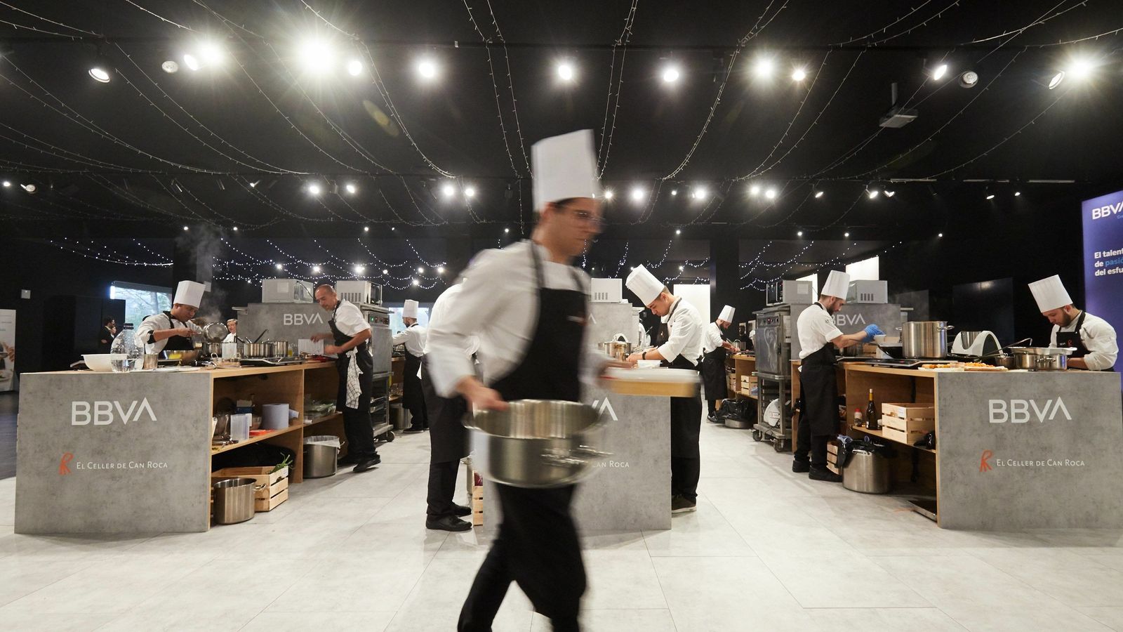 Aspirantes trabajando en la prueba.